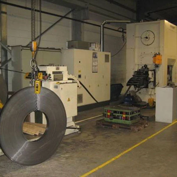 Stanzautomat mit 1250 kN Presskraft